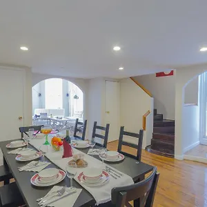 - Cozy Apartment New York